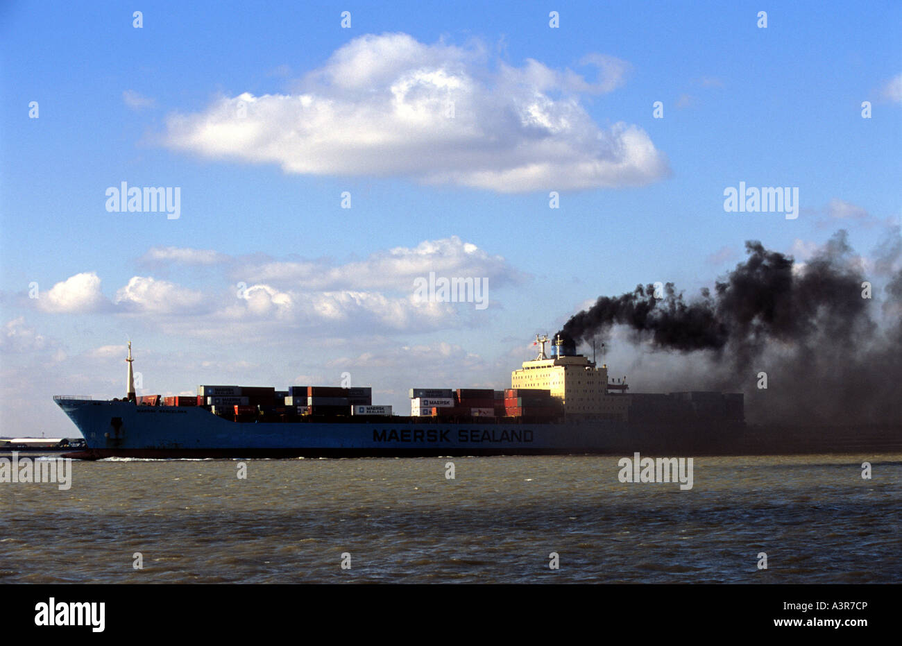 Kohlendioxid-Emissionen aus den Motoren eines Containerschiffes verlassen den Hafen von Felixstowe, Suffolk, UK. Stockfoto