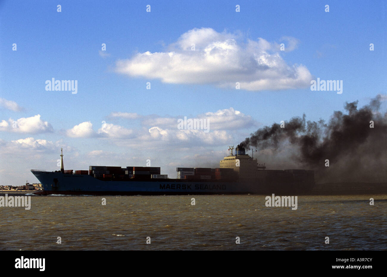 Ein Container-Schiff, das eine billigere schwefelreiche Kraftstoff verbrennt genannt "Bunkeröl", Hafen von Felixstowe, Suffolk, UK. Stockfoto