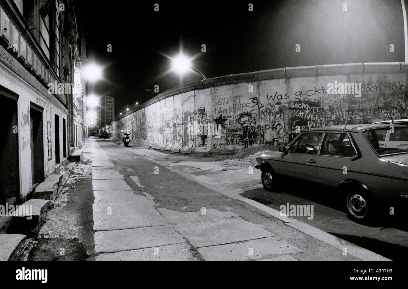 Europäische Geschichte. Historische Berliner Mauer in der Nacht in West-Berlin in Deutschland in Europa während des Kalten Krieges. Stockfoto
