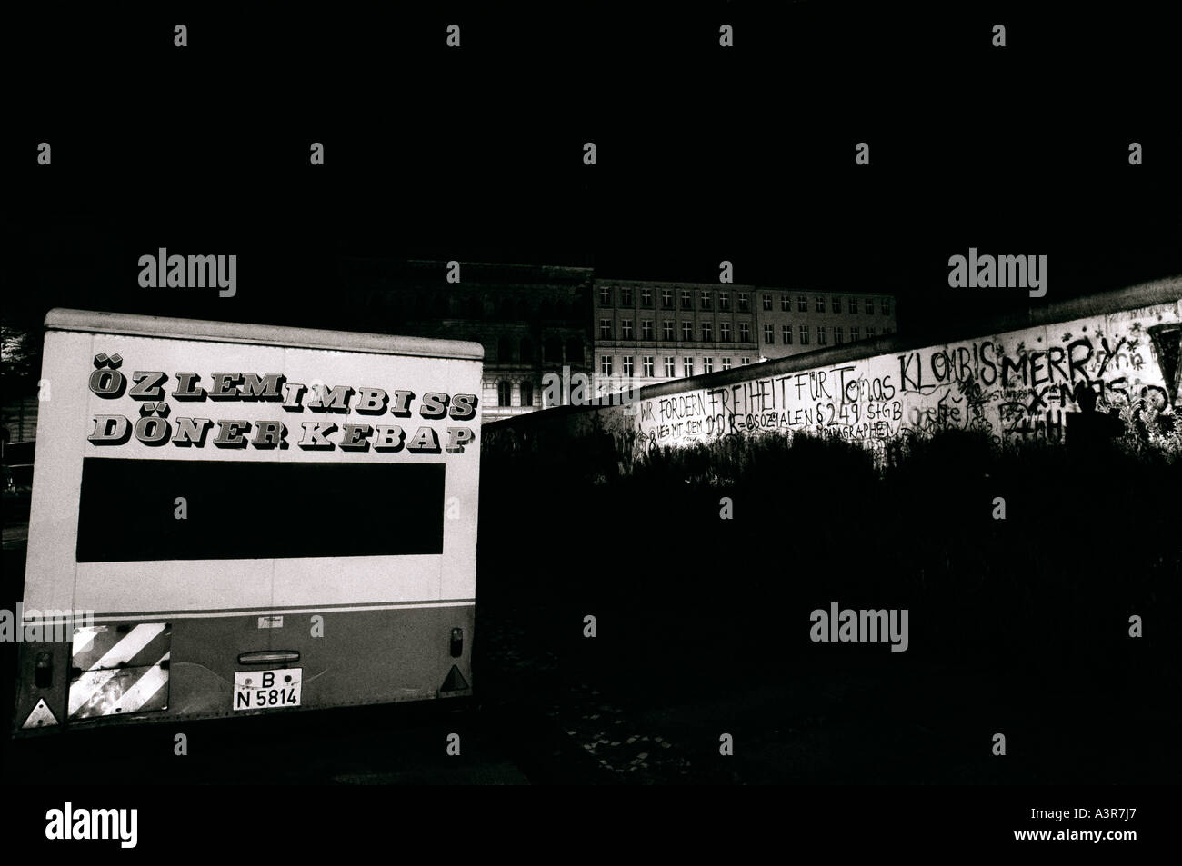 Europäische Geschichte. Historische Berliner Mauer in der Nacht in West-Berlin in Deutschland in Europa während des Kalten Krieges. Stockfoto