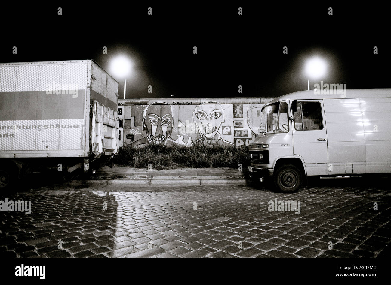 Europäische Geschichte. Historische Berliner Mauer in der Nacht in West-Berlin in Deutschland in Europa während des Kalten Krieges. Stockfoto