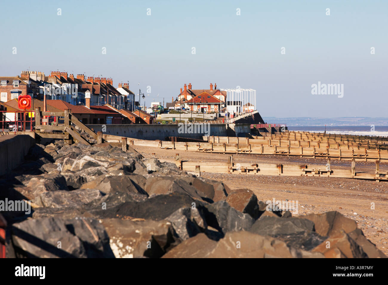 Hornsea Promenade und Strand mit Meer Wand & Buhnen, Holderness, East Yorkshire UK Stockfoto