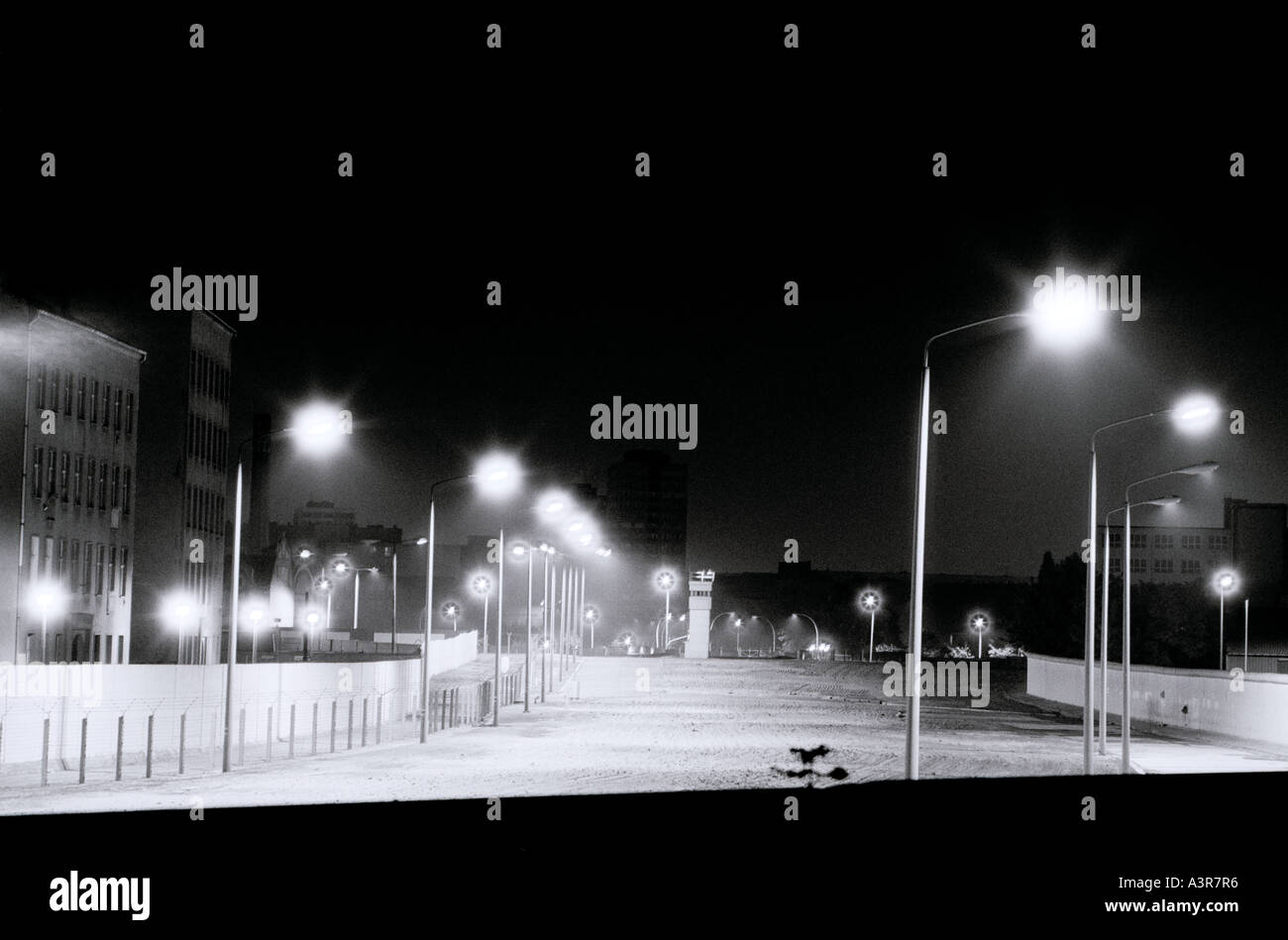 Die europäische Geschichte. Die historische Mauer Niemandsland Todesstreifen in der Nacht in West Berlin in Deutschland in Europa während des Kalten Krieges. Historische Stockfoto