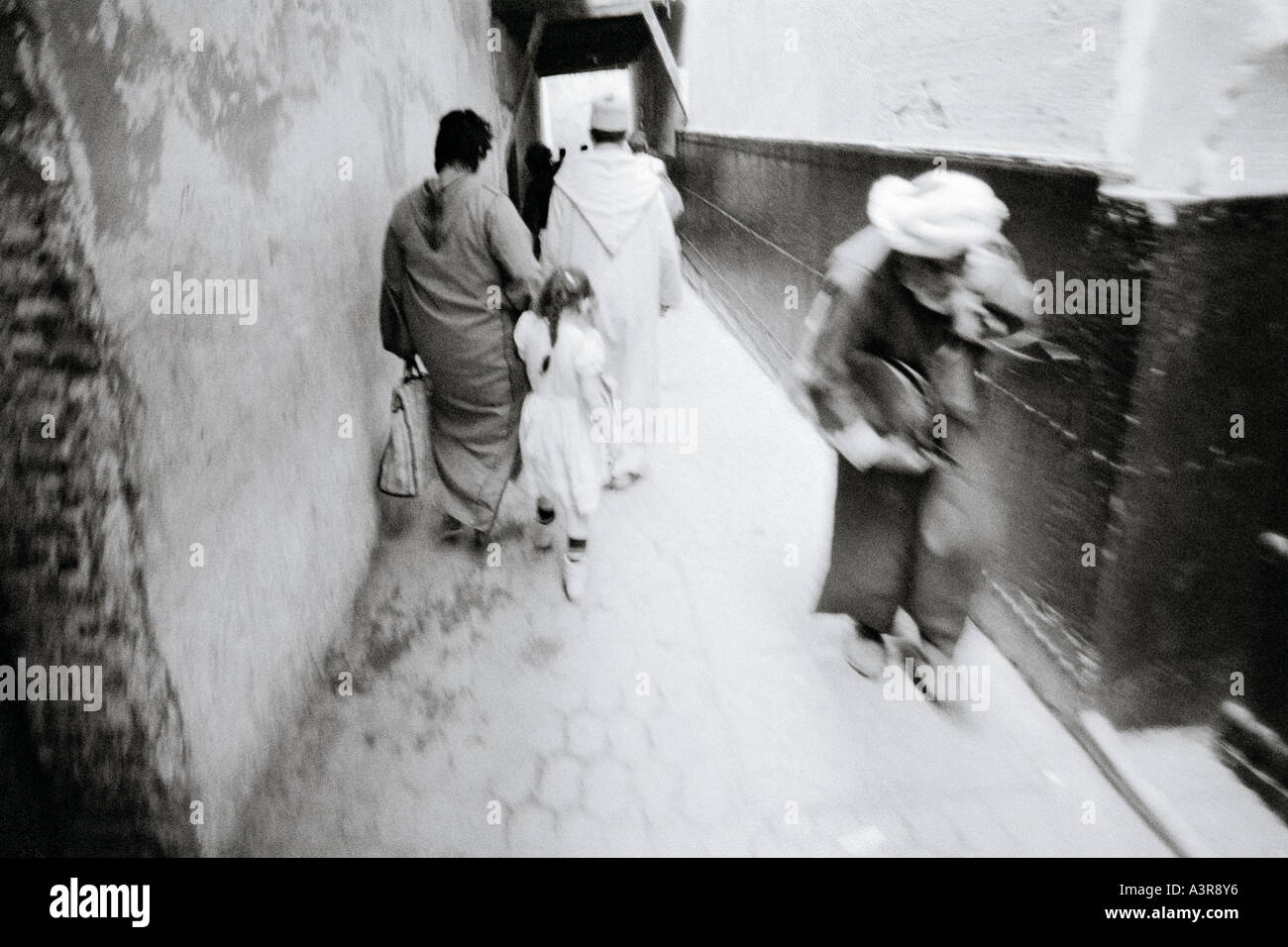 Die Menschen in den Gassen der verwinkelten Souks der Medina von Fes el