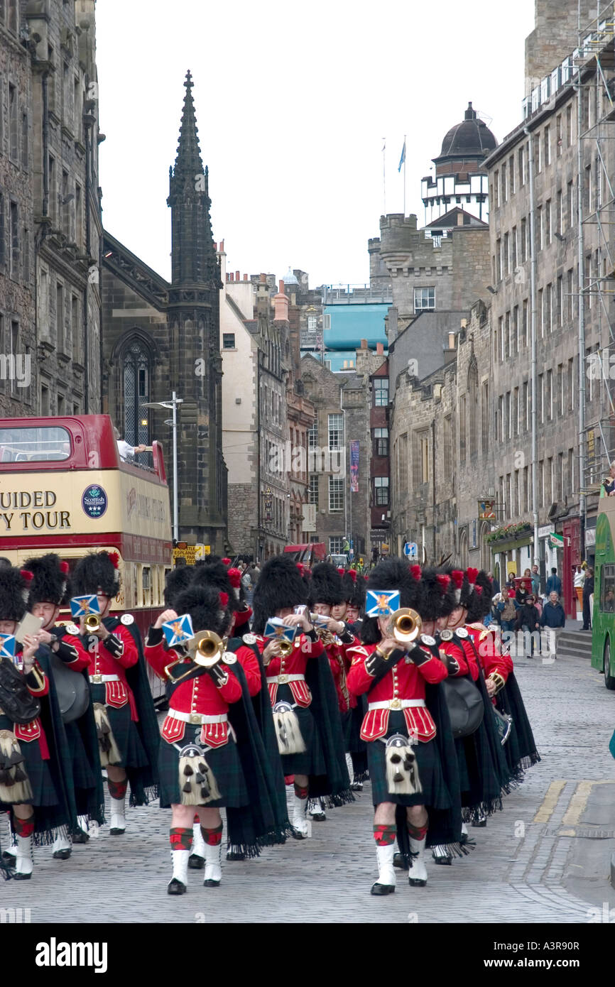 Traditionelle schottische Militärmusik entlang der Royal Mile in Edinburgh Stockfoto