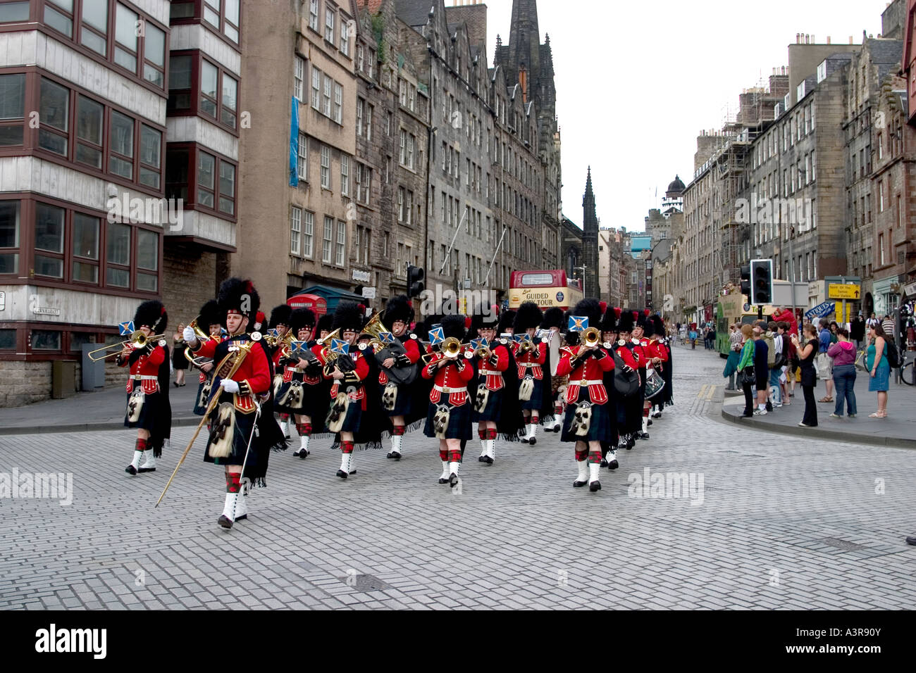 Traditionelle schottische Militärmusik entlang der Royal Mile in Edinburgh Stockfoto