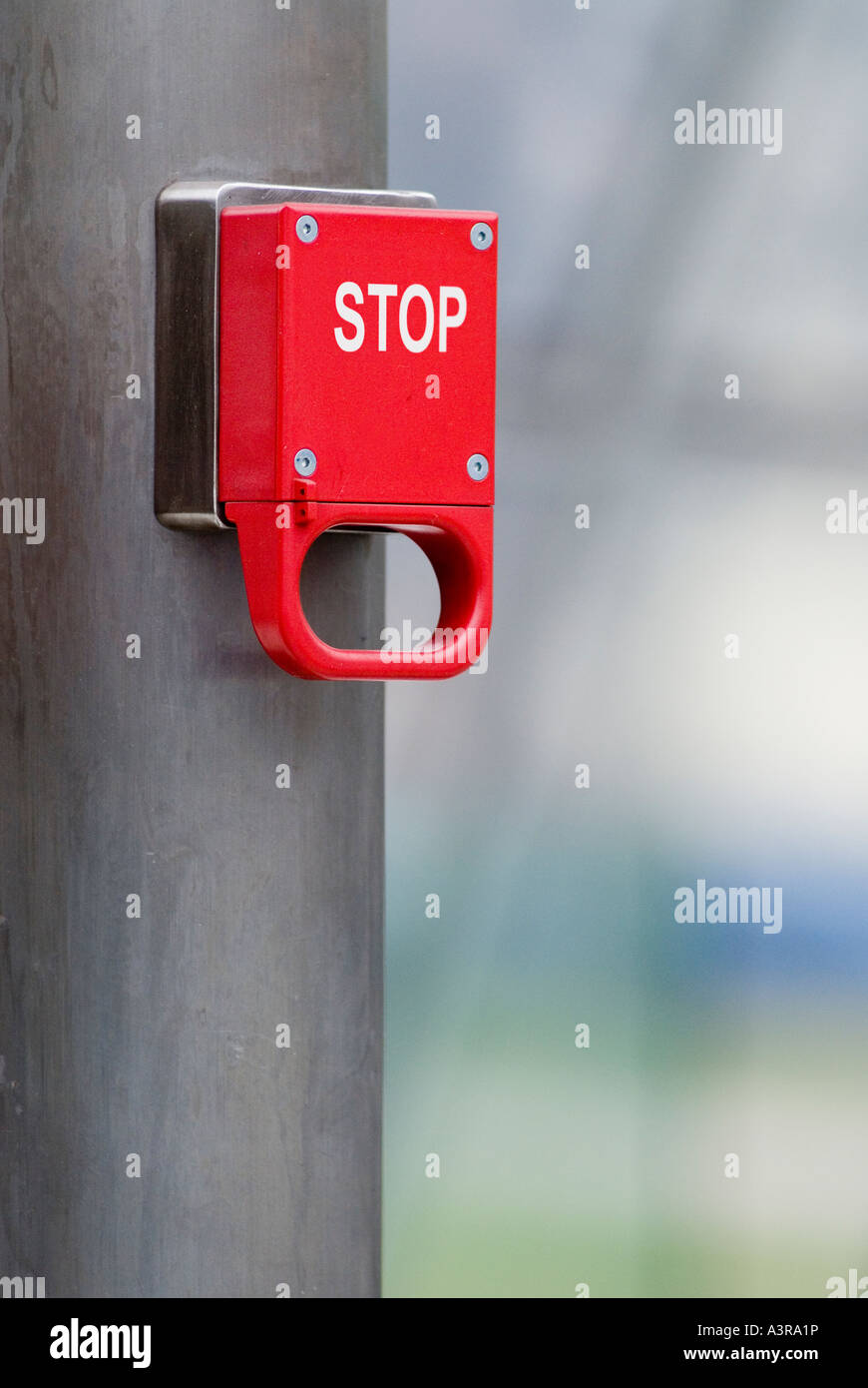eine einzelne rote Notbremse gekennzeichnet mit dem Wort Stop Stockfoto