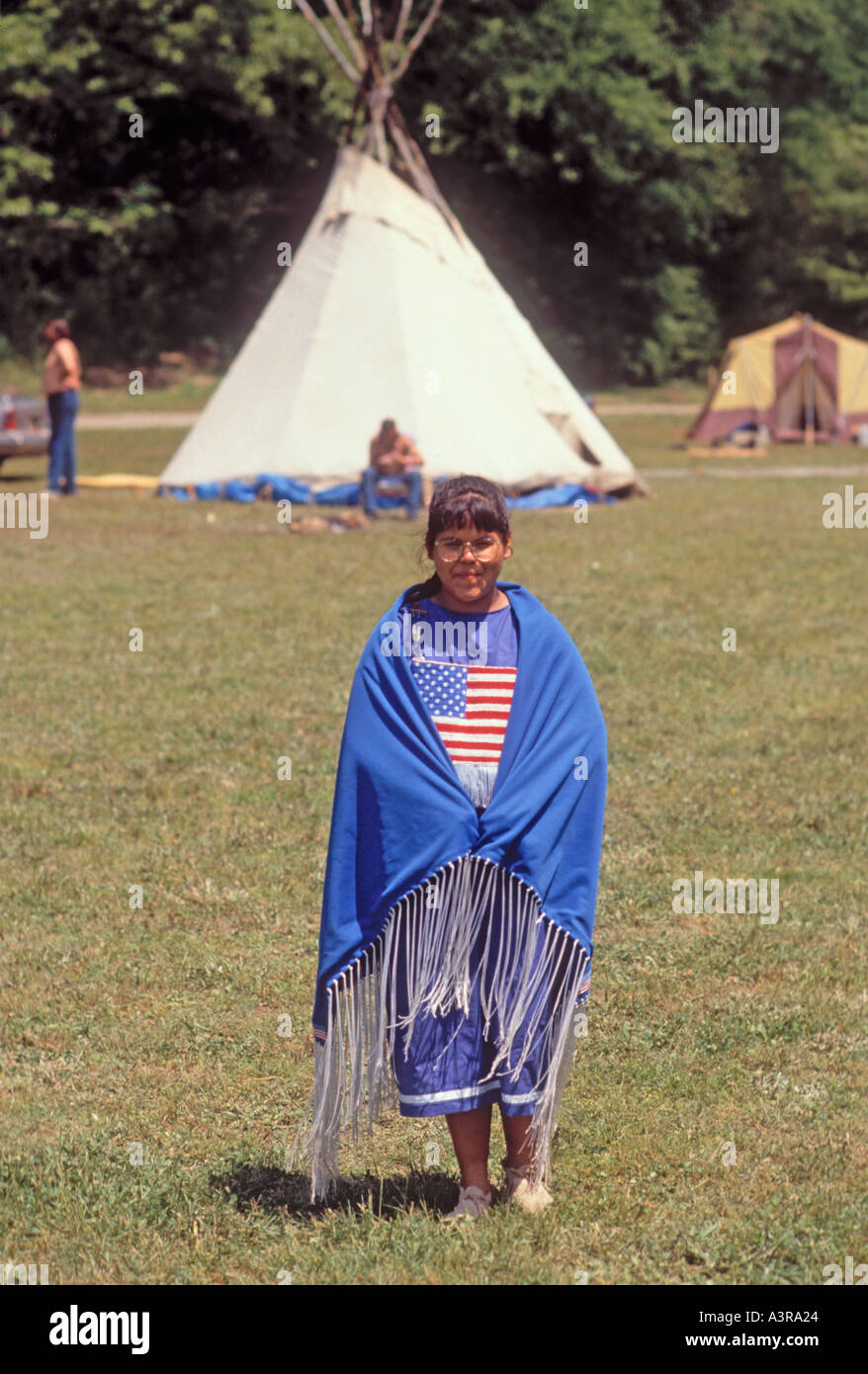 Cherokee Indische Frau vor echten Zelt in Kanton Georgia Cherokee County USA Stockfoto