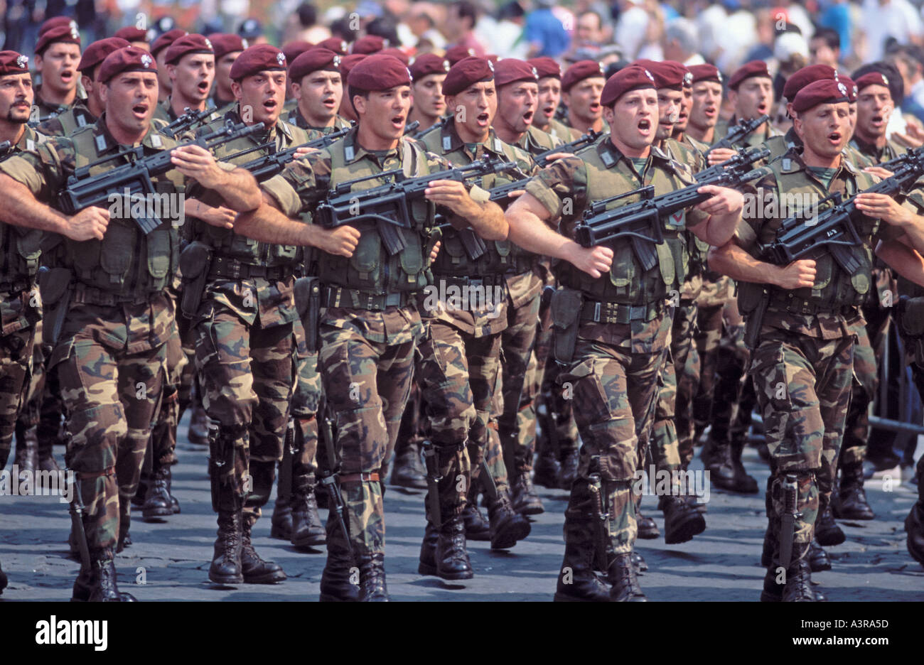 Italienische Soldaten in Parade in Rom in voller Tarnung und Barette als Show der Kraft Stockfoto