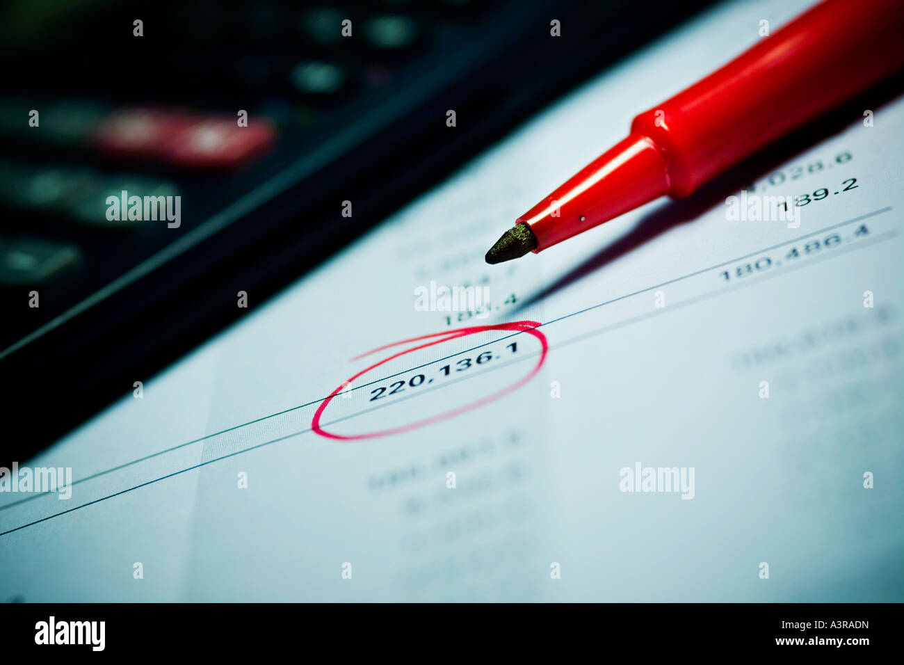 Bilanz-Rechner und roten Stift Stockfoto