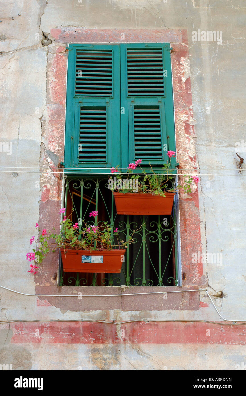 Ein Fenster eines alten Gebäudes in Bosa-Sardinien-Italien Stockfoto