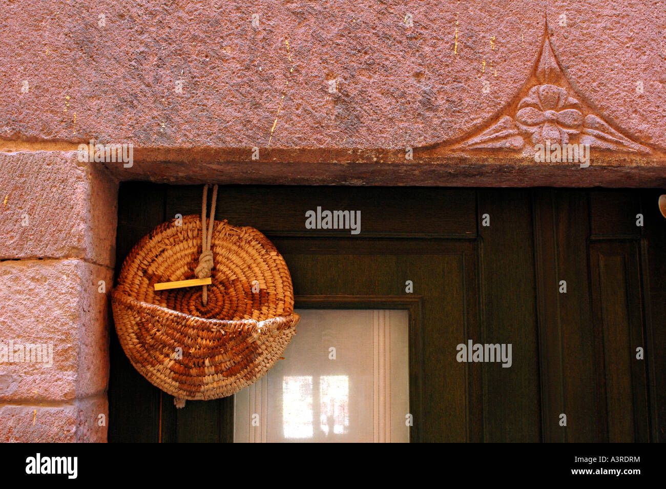 Detail aus einem Eingang mit Peg Halter hängen von der Tür Bosa-Sardinien-Italien Stockfoto