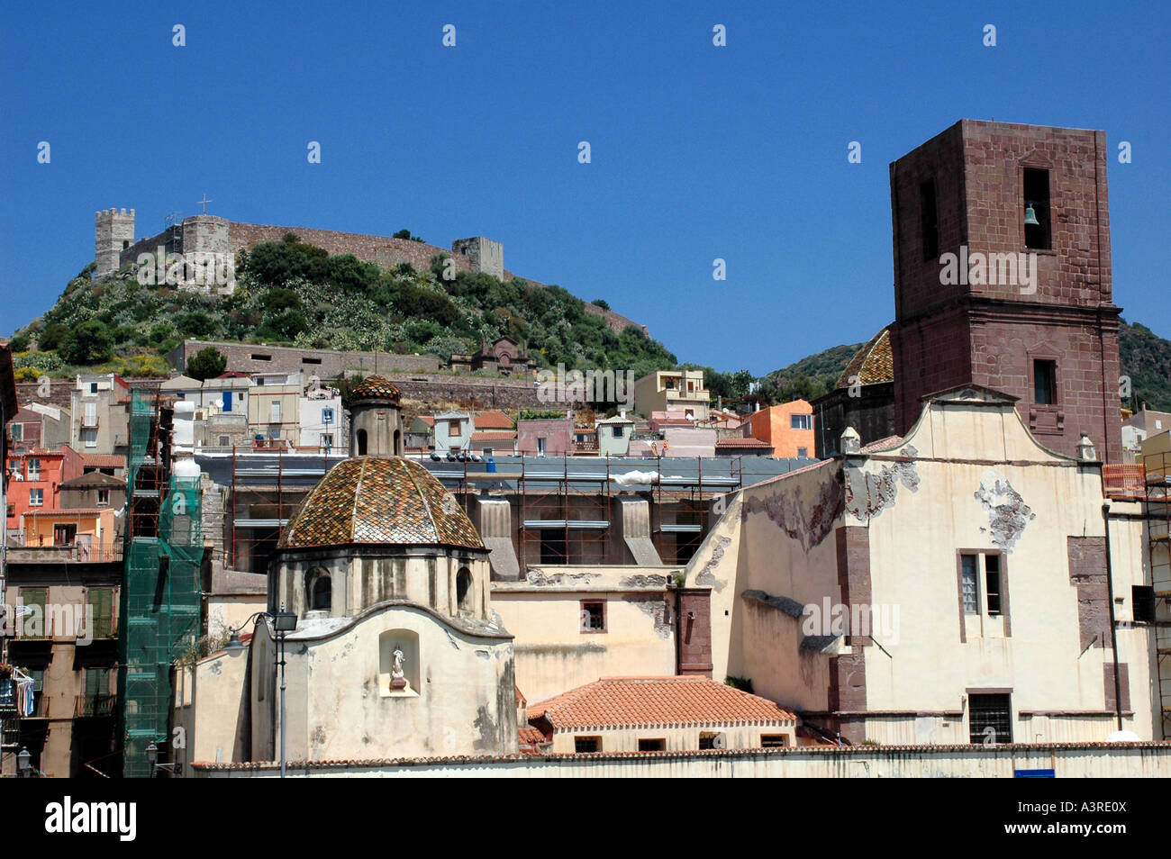 Ansicht von Bosa mit dem Dom und dem Castello Malaspina-Sardinien-Italien Stockfoto