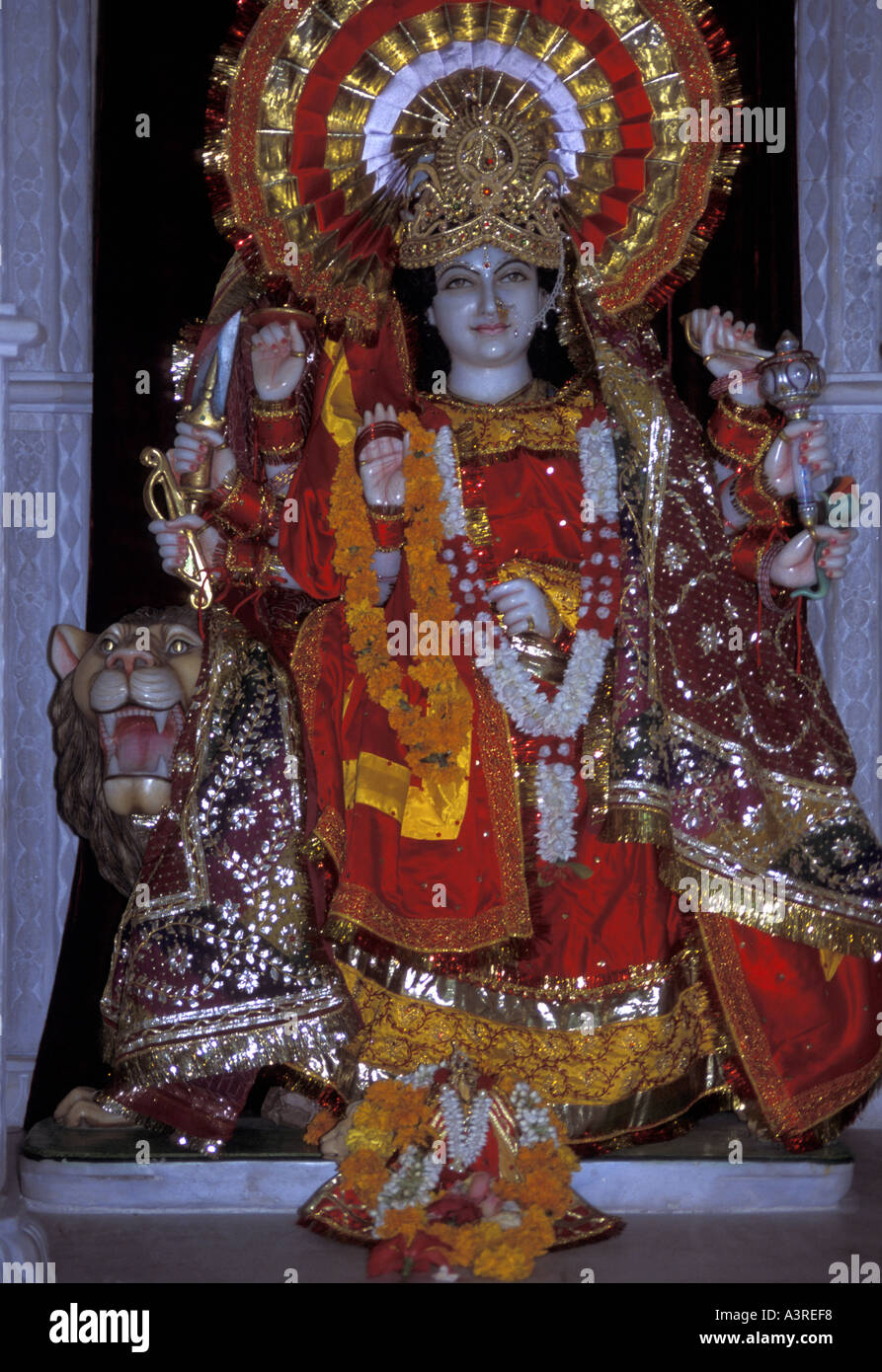 Durga Goddess eine zentrale Gottheit in der Shaktism-Tradition des Hinduismus, Mutter Göttin und Beschützer, sitzend auf einem Löwen. Stockfoto
