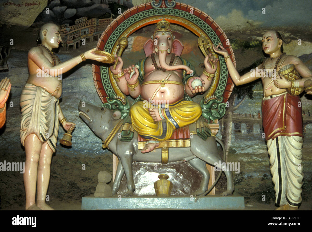 HINDUISMUS Lord Ganesh flankiert von Brahmanen Priester Stockfoto HINDUISMUS Lord Ganesh flankiert von Brahmanen Priester Stockfoto