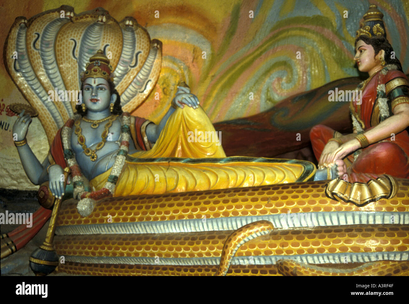 Statuen der hinduistischen Gottheiten Lord Vishnu und seiner Gemahlin Sri Laxmi Devi Stockfoto Statuen der hinduistischen Gottheiten Lord Vishnu und seiner Gemahlin Sri Laxmi Devi Stockfoto
