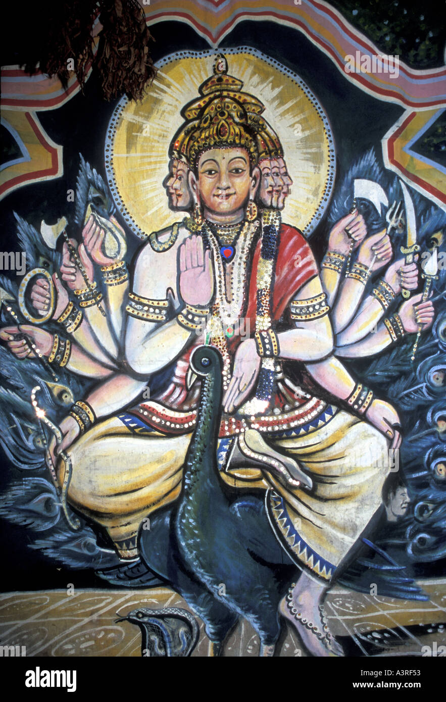 Der hinduistische Gott Herr Vishnu Schöpfer und Hüter des Universums sitzt auf einem männlichen Pfau Stockfoto