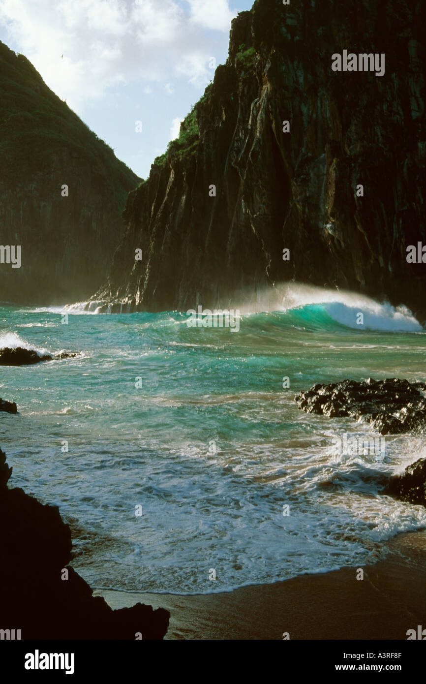 Welle bricht in der Nähe von Dois Irmãos Inseln Fernando De Noronha national marine Sanctuary Pernambuco-Brasilien Stockfoto