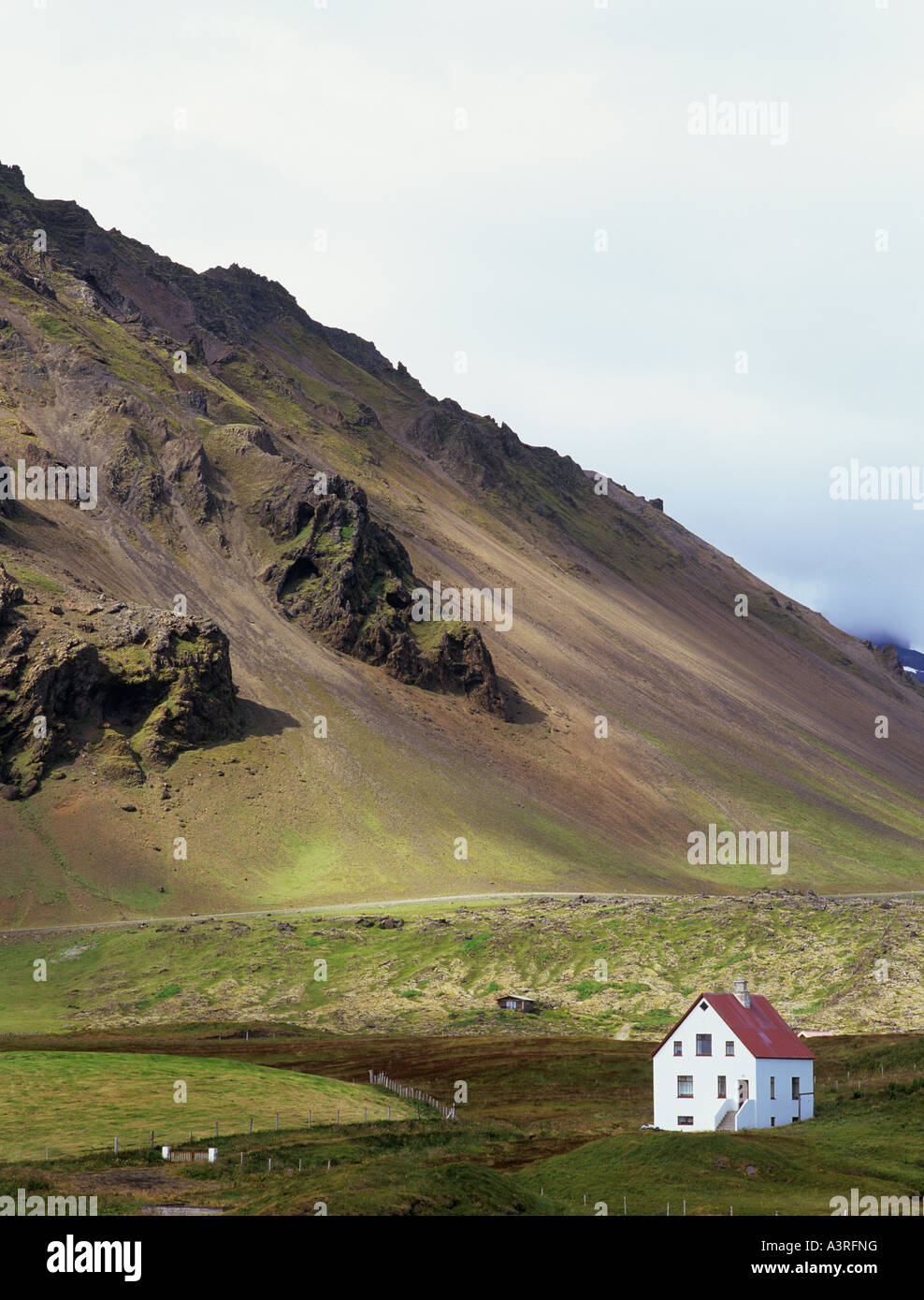 Einsame Haus in Arnarstapi Dorf unter Berg Stapafell auf die Snaefellsnes Halbinsel Europas Arnarstapi Island Stockfoto