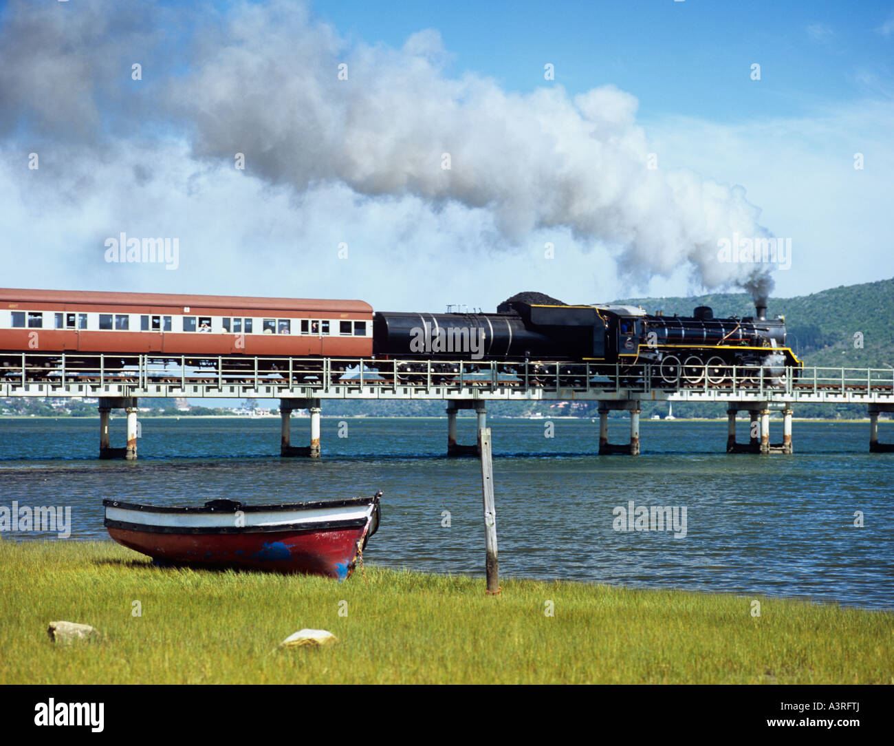 Lagune von KNYSNA mit der Outeniqua Choo-Tjoe Dampf Zug Kreuzung Brücke Knysna Western Cape Südafrika Stockfoto