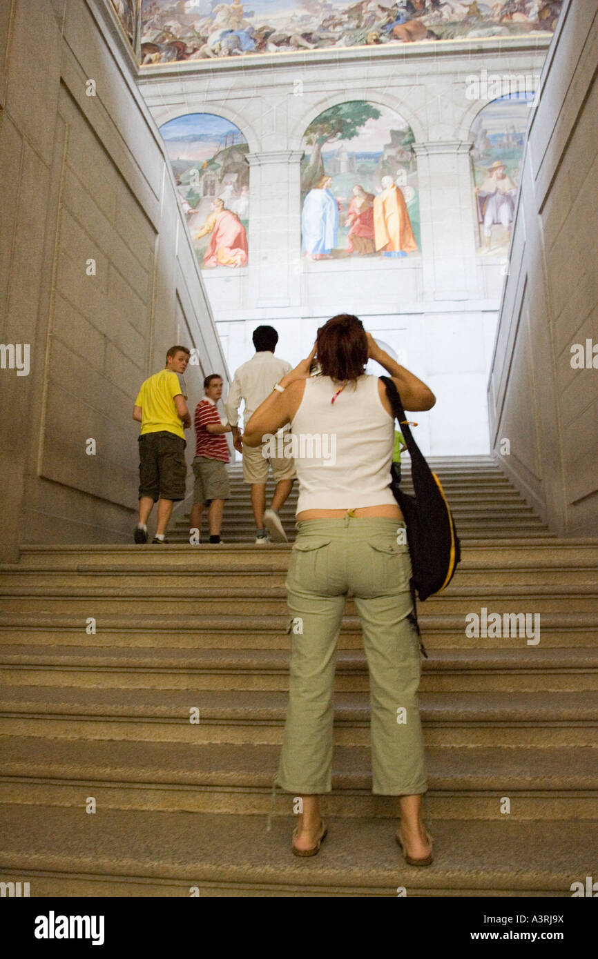 Ein Besucher fotografieren in El Escorial Treppe Stockfoto