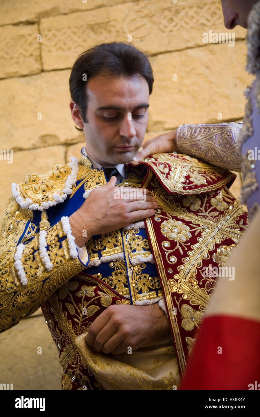 Enrique Ponce ankleiden für Paseillo Umzug geholfen durch seine Assistenten öffnen Stockfoto