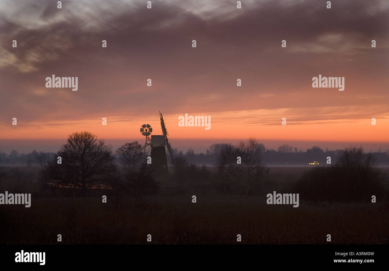 Turf Fen Entwässerung Mühle am Fluss-Ant at wie Hill Norfolk Broads in einem Winter Sonnenuntergang Stockfoto