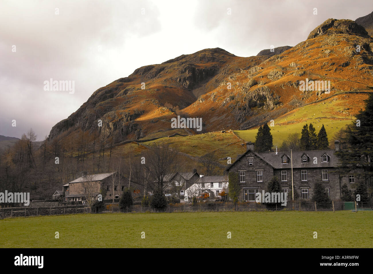 Neue Dungeon Ghyll und andere Gebäude und Berge dahinter im Langdale im englischen Lake District Stockfoto