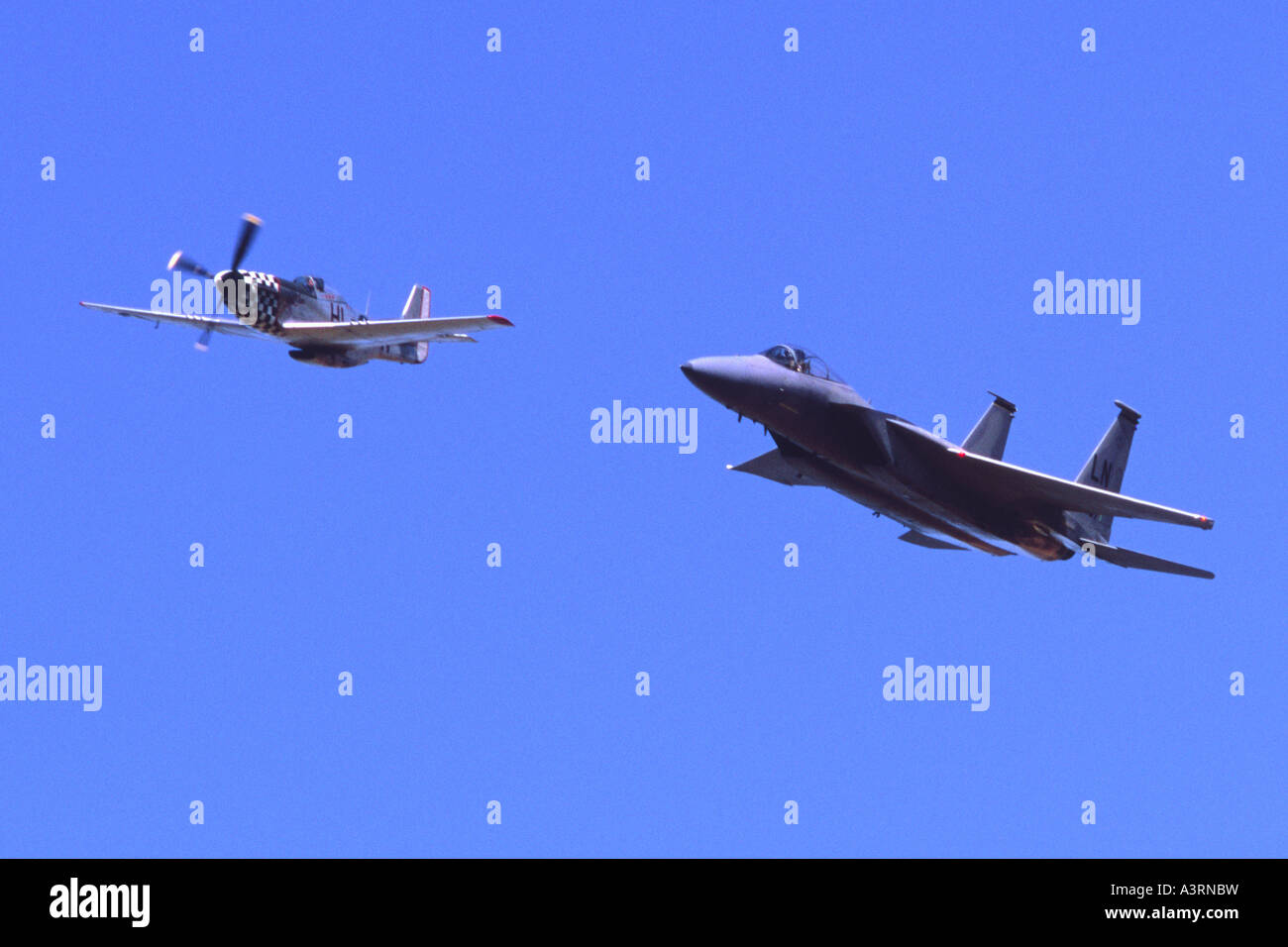 Boeing F - 15C Eagle & P - 51D Mustang anzeigen in Fairford RIAT Stockfoto