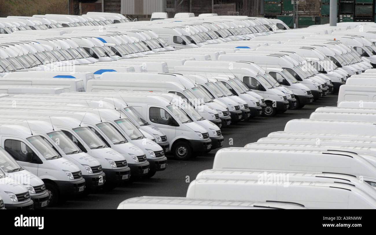 LINIEN DER BRANDNEUEN LDV VANS GEPARKT IN DER WASHWOOD HEIDE VAN FABRIK IN BIRMINGHAM,ENGLAND.UK Stockfoto