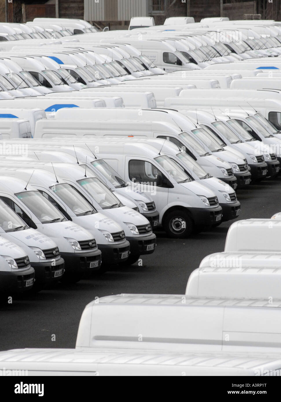 LINIEN DER BRANDNEUEN LDV VANS AUßERHALB DER LDV VAN FABRIK, WASHWOOD HEATH, BIRMINGHAM UK. Stockfoto