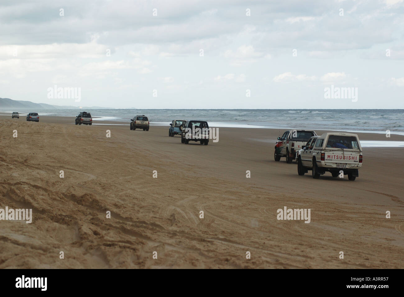 Linie von vier Rädern treibt Noosa North Shore Beach Queensland Australien Kopf. Stockfoto