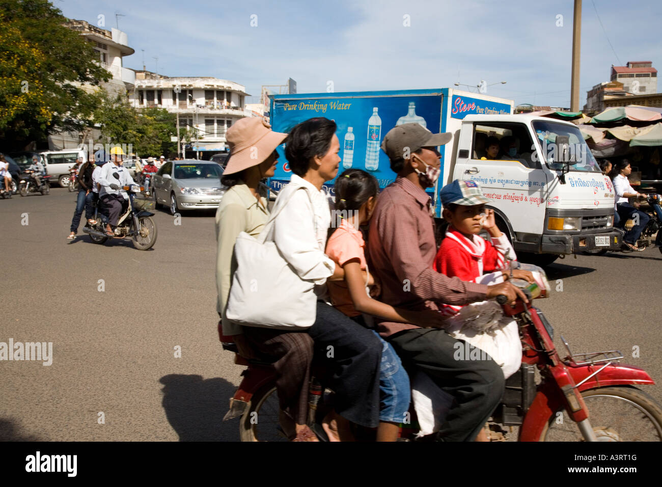 Fünf Personen auf dem Motorrad in Phnom Penh, Kambodscha Stockfoto