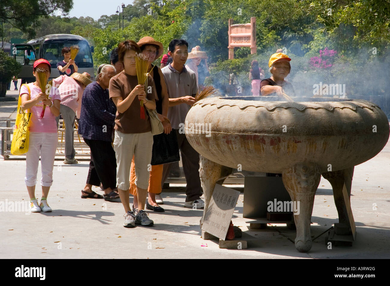 Stock Foto von Weihrauch verbrennen in einem großen Topf im Po Lin Monastery auf Lantau Island in Hongkong 2006 Stockfoto