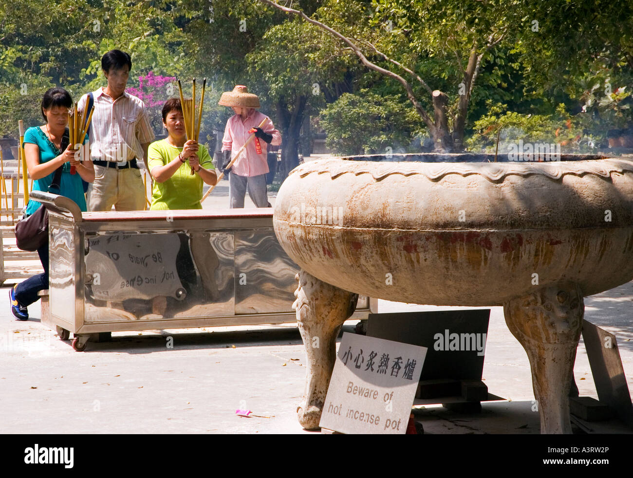 Stock Foto von Weihrauch verbrennen in einem großen Topf im Po Lin Monastery auf Lantau Island in Hongkong 2006 Stockfoto