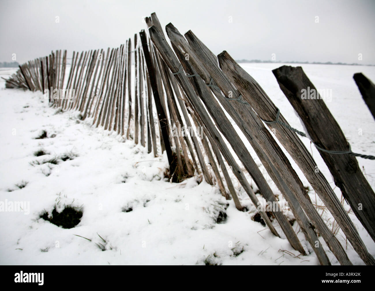 gebrochene Zaun in winterliche Szene Stockfoto