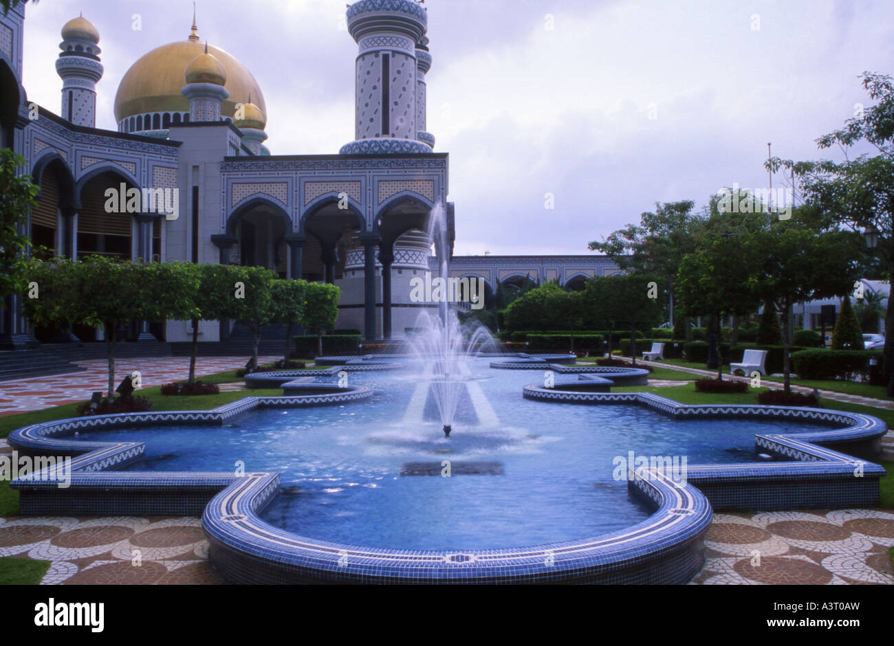 Gärten der Jame Asr Hassanal Bolkiah Moschee in Bandar Seri Begawan, Brunei Stockfoto