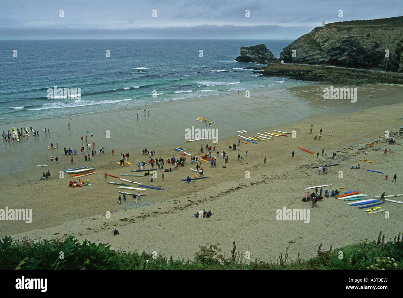 Erhöhten Blick auf einem Surf-Wettbewerb am Strand von Portreath, Cornwall, UK Stockfoto