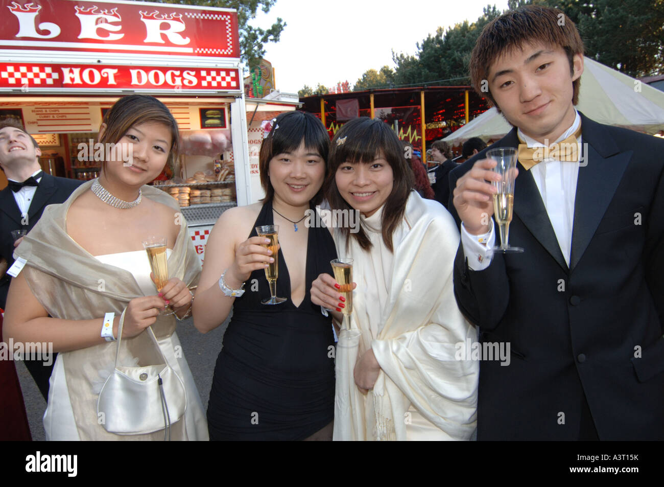 Vier junge Chinesen ausländische Austauschstudenten feiert auf der Aberystwyth University kann Ball 2005 Stockfoto