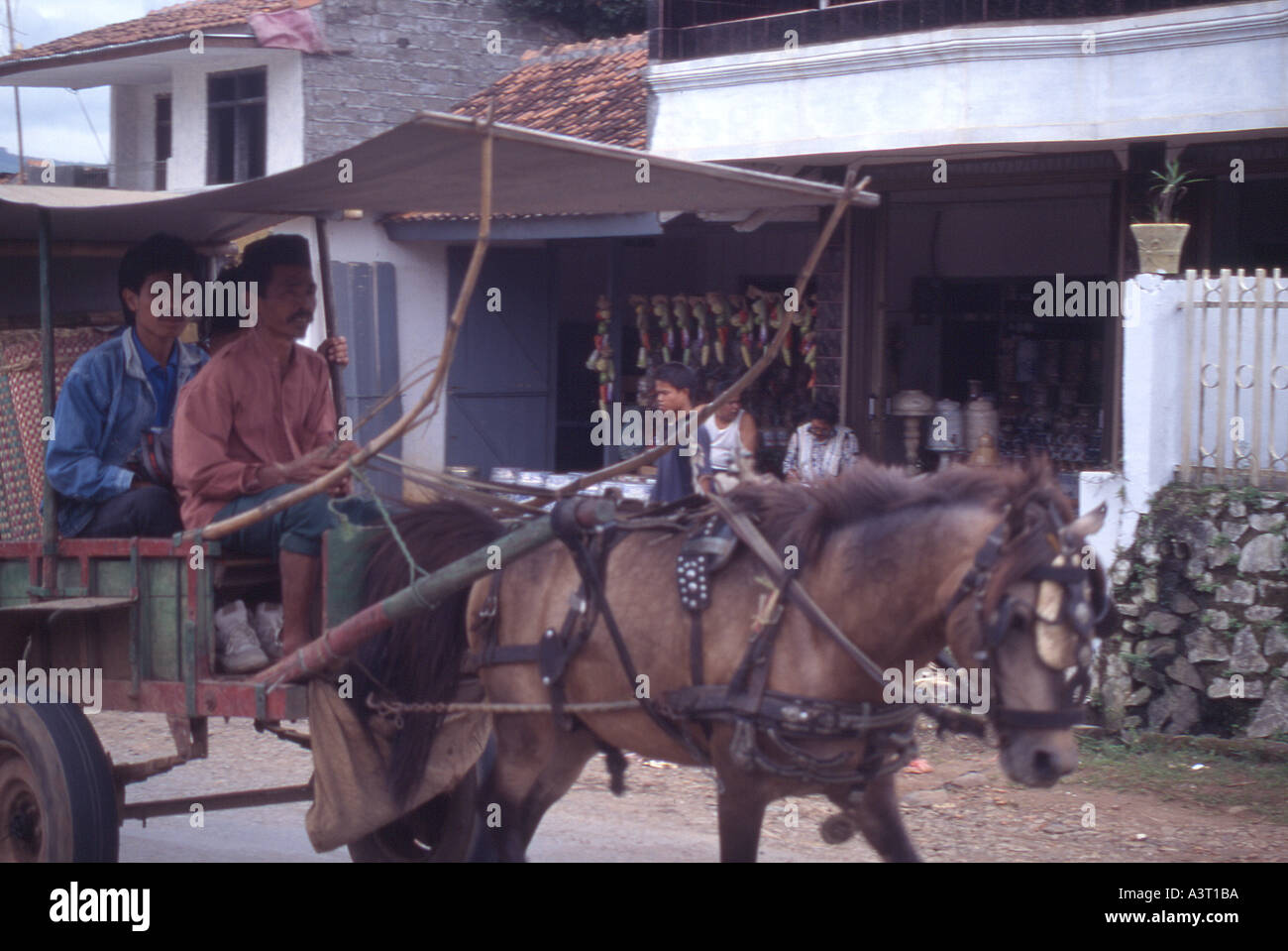 Indonesien Java Pferd angetrieben Wagen bekannt als Dokar oder Bendi in der Stadt Pleret, bekannt für seine Keramikproduktion Stockfoto
