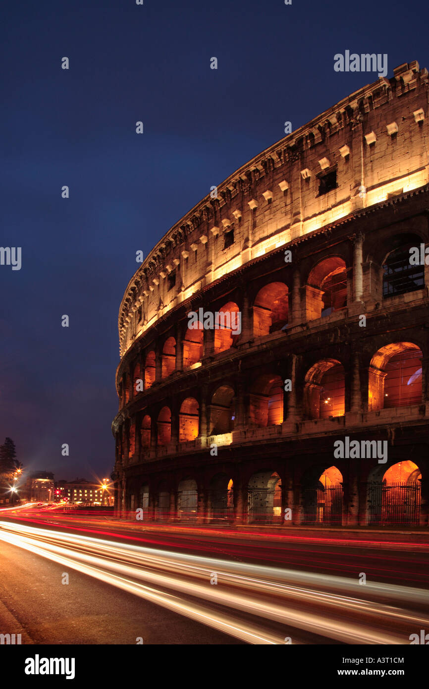 Das Kolosseum von der Via Dei Fori Imperiali im Feierabendverkehr Rom Italien Stockfoto