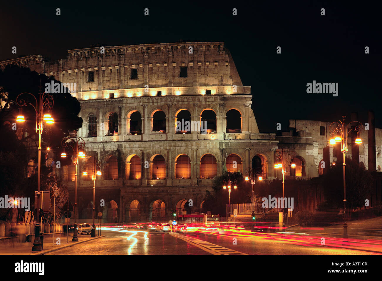 Das Kolosseum von der Via Dei Fori Imperiali im Feierabendverkehr Rom Italien Stockfoto