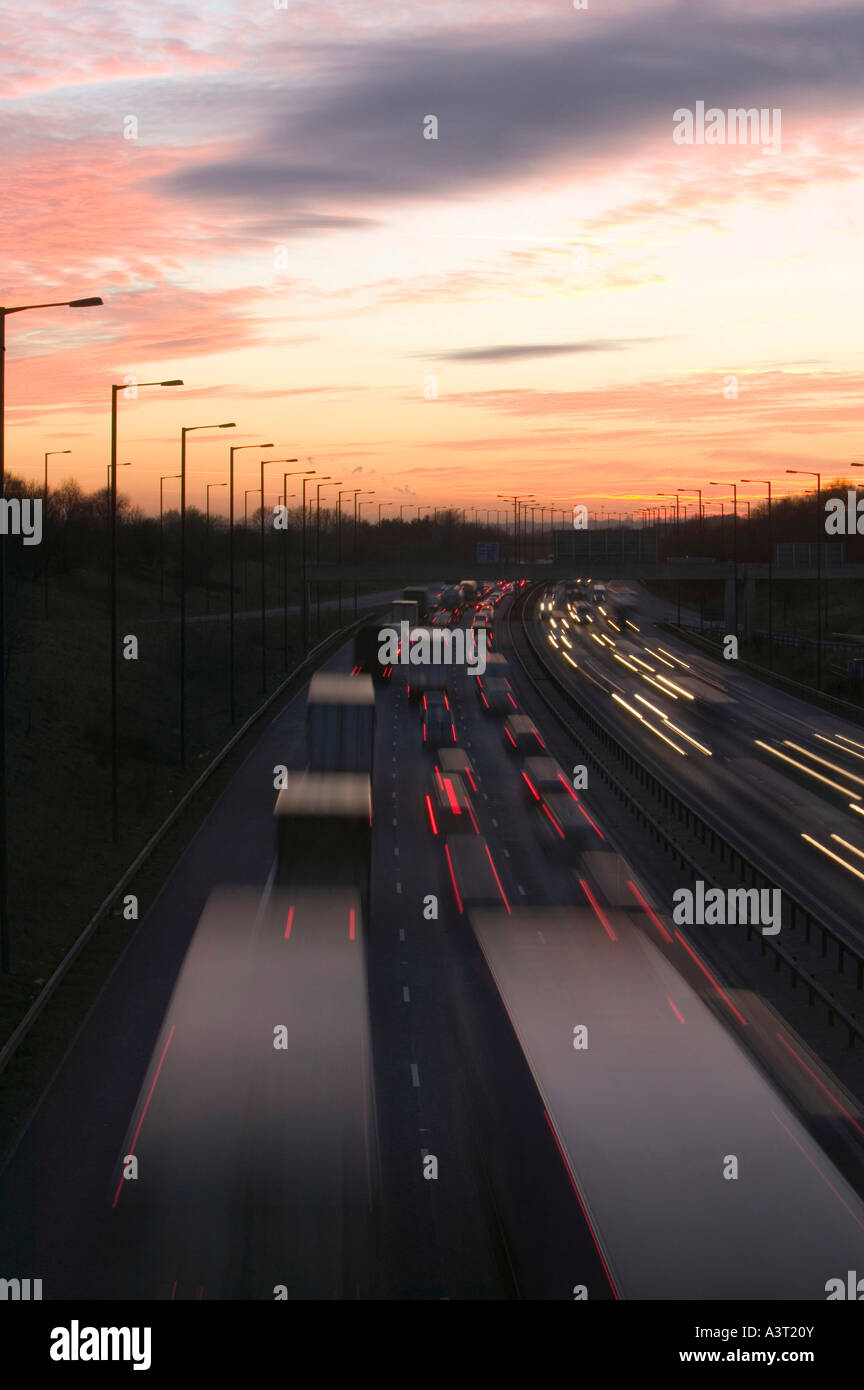 Feierabendverkehr auf der M60-Autobahn in der Nähe von Manchester bei Sonnenuntergang, UK Stockfoto
