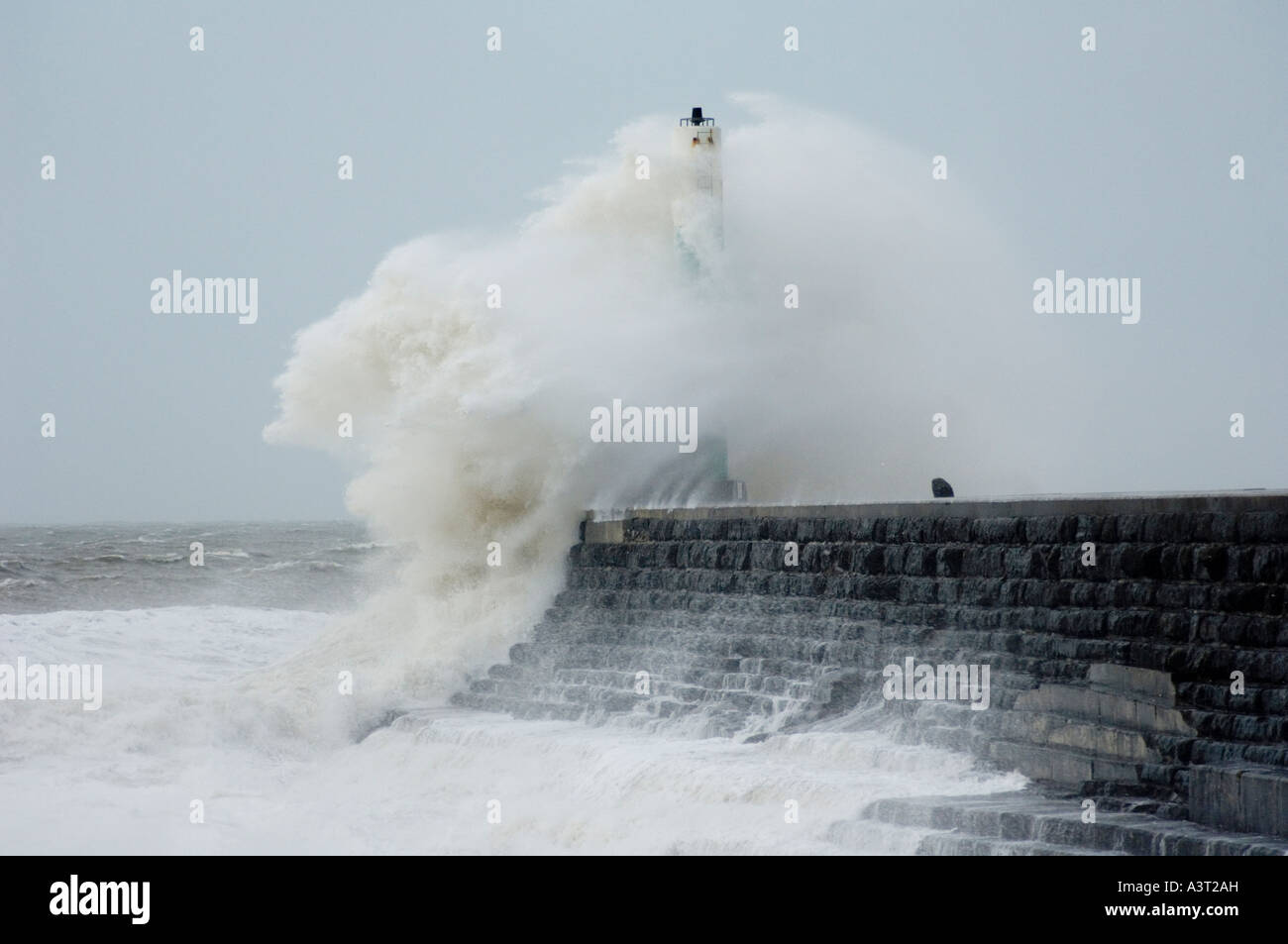 Gale force Winde und Stürme und Wellen bei Aberystwyth Ceredigion West Wales UK Stockfoto