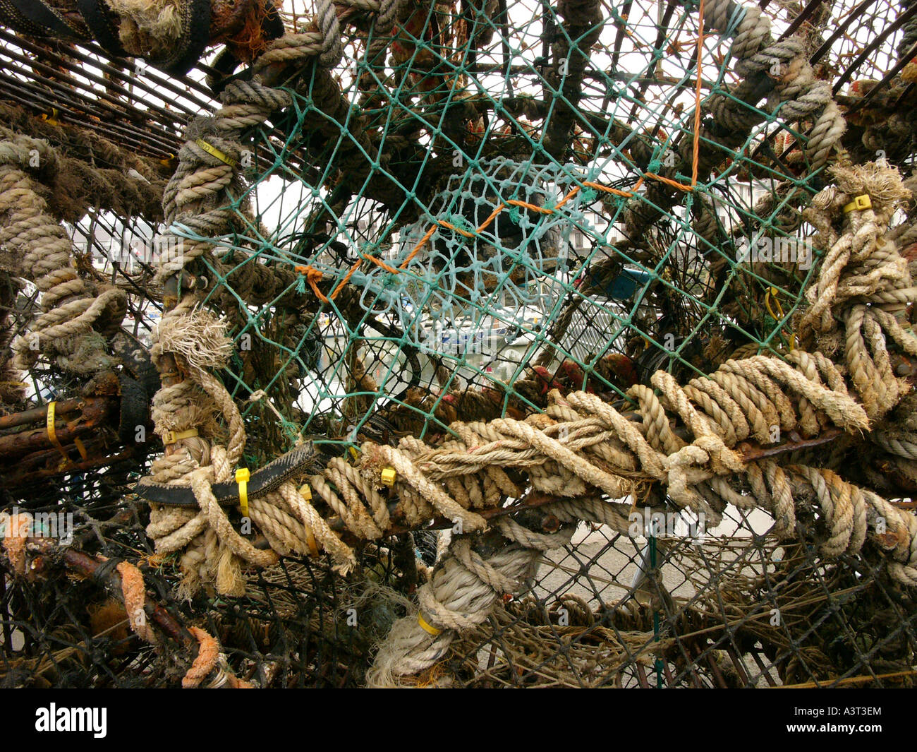 Stapel von Hand gemacht Hummer Fischerei Töpfe Aberystwyth Hafen Stockfoto