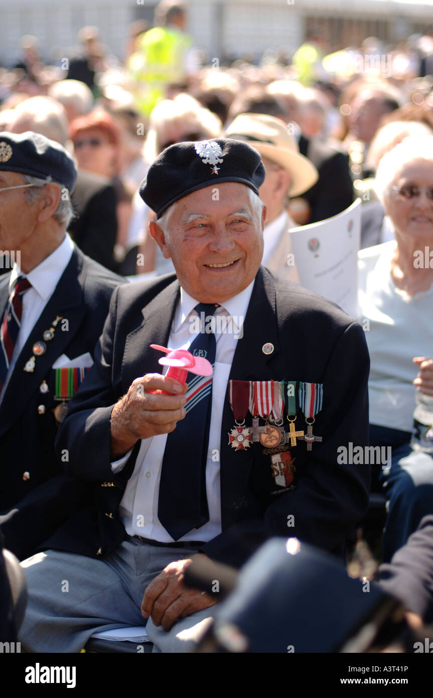2. Weltkrieg-Veteranen in Cardiff Wales erinnert sich Tag Juli 2006 - Kühlung an heißen Tagen mit einem kleinen Ventilator Stockfoto