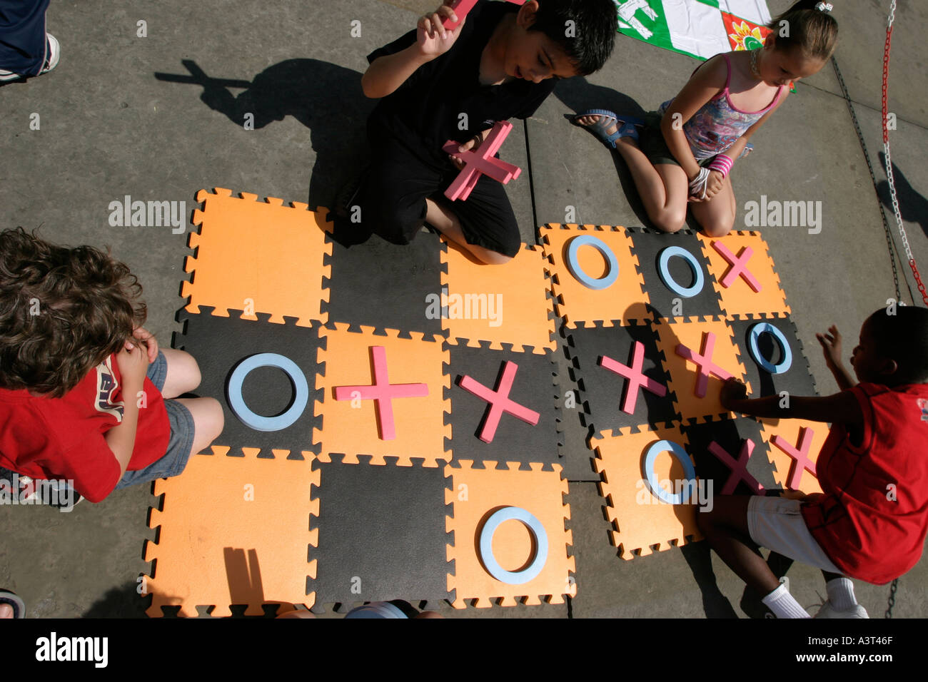 Kinder spielen am 0 X im street London England UK Stockfoto
