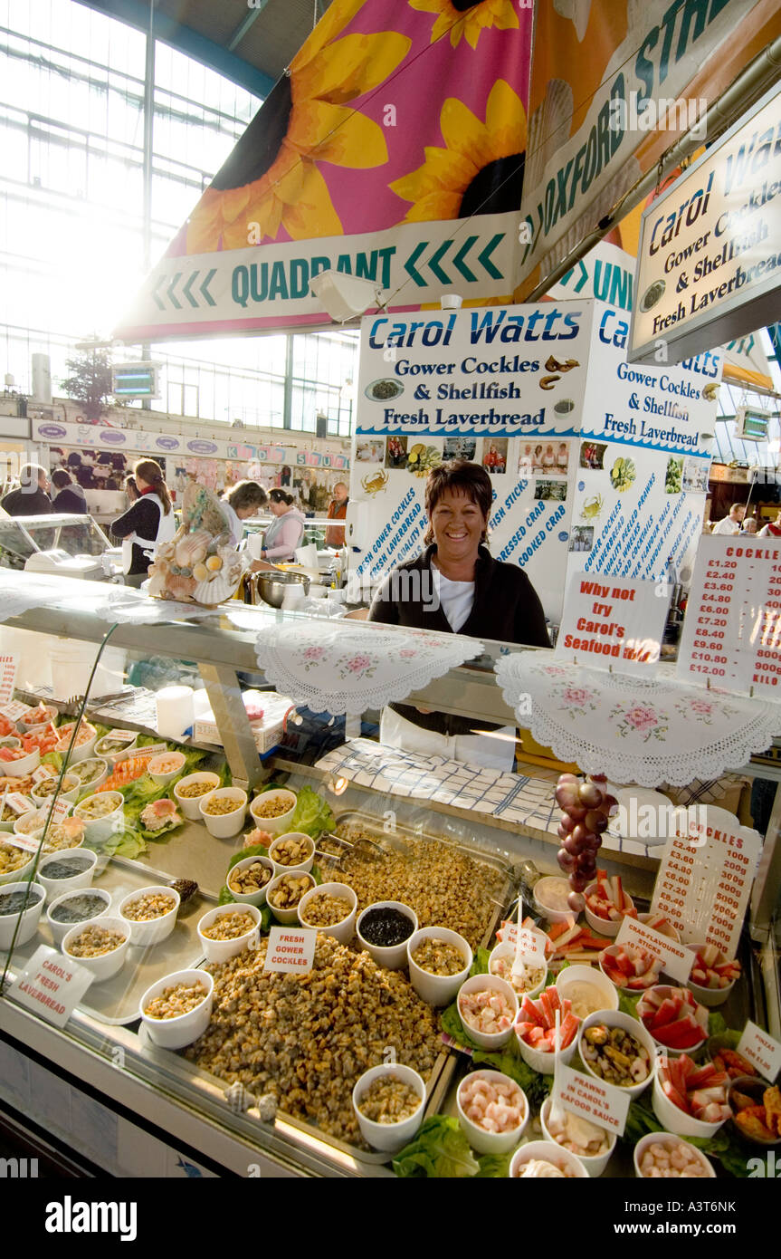 Meeresfrüchte und Laverbread zum Verkauf an Indoor-Markt Swansea West Glamorgan, Wales, UK Stockfoto