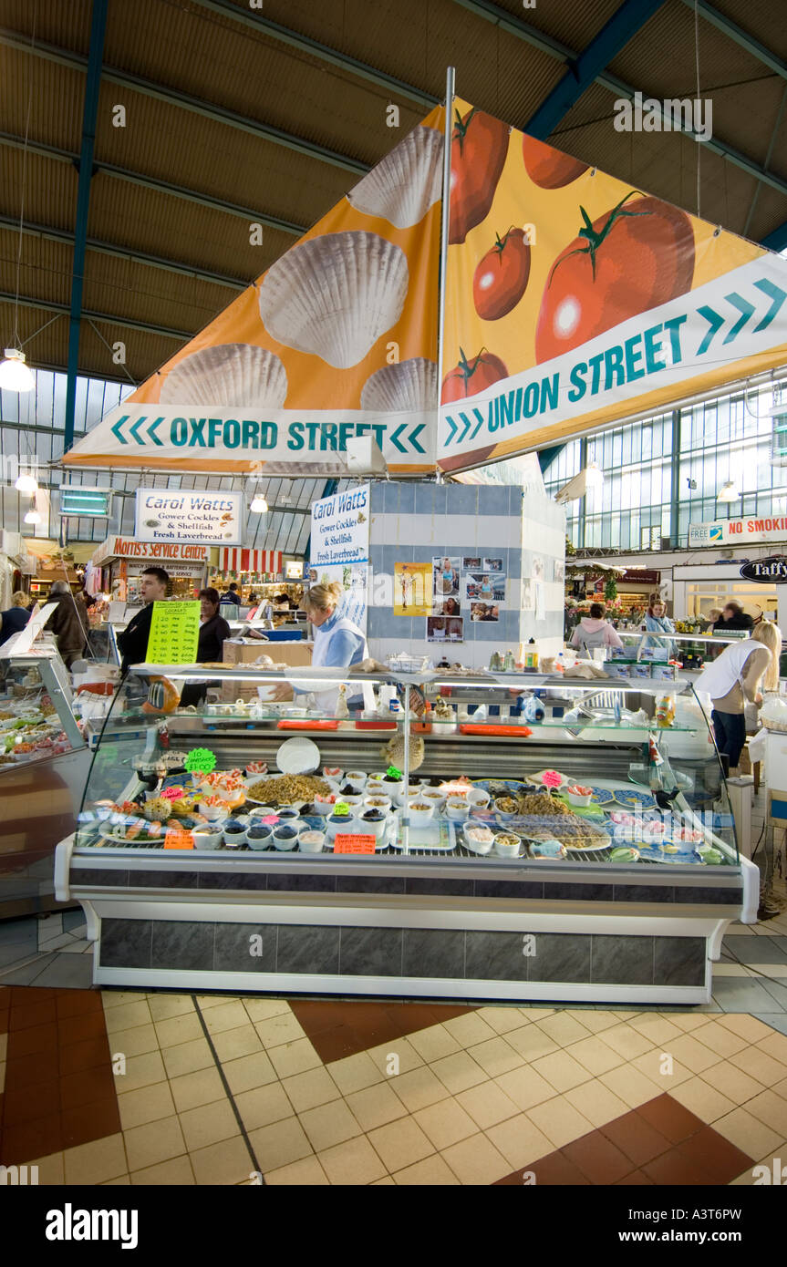 Meeresfrüchte und Laverbread zum Verkauf an Fischhändler Stall im Indoor-Markt Swansea West Glamorgan Wales UK Stockfoto