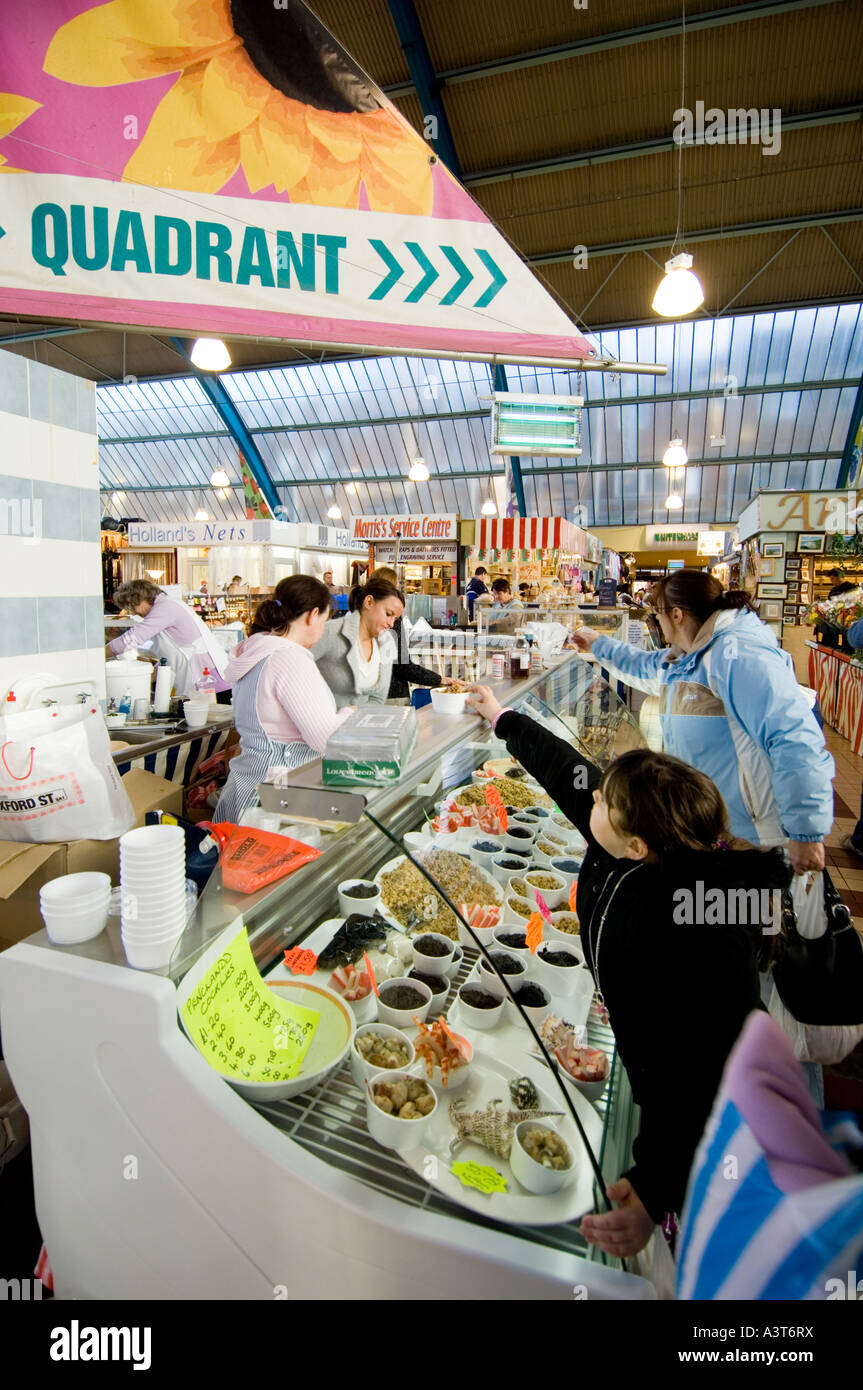 Meeresfrüchte und Laverbread zum Verkauf an Indoor-Markt Swansea West Glamorgan Stockfoto